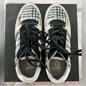 Super Cute Tretorns!